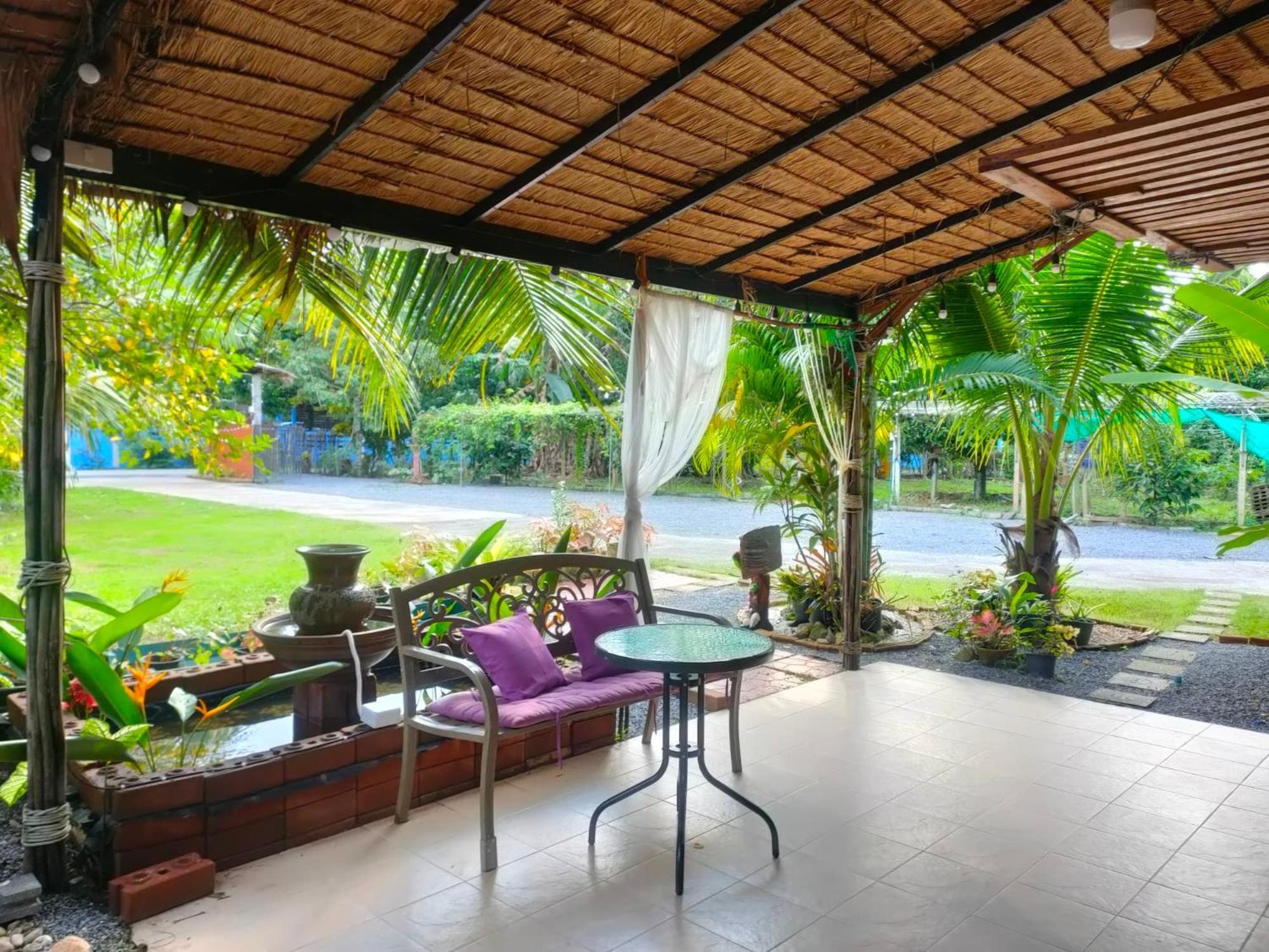 Alaska Pool Cafe&homestay2 Homestay *